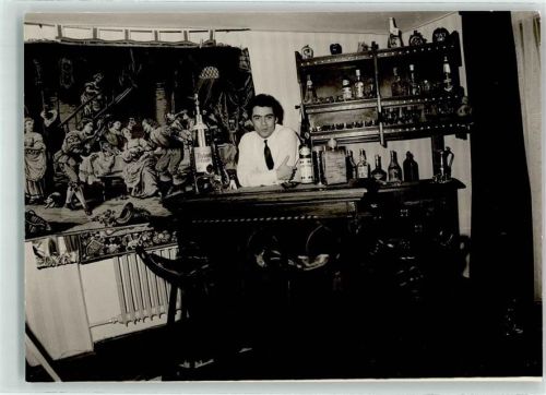 Hans Jürgen Bäumler steht hinter einer Bar , Eiskunstlauf