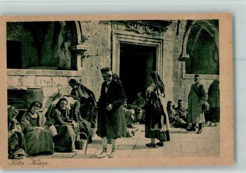 1916 Kotor - Komup - Menschen warten vor einem Gebäude AK