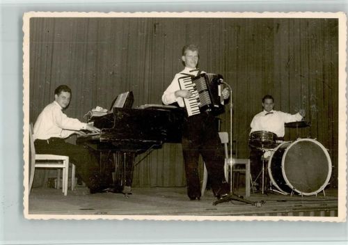 Privatfoto AK Musikgruppe mit Akkordeon, Klavier, Schlagzeug