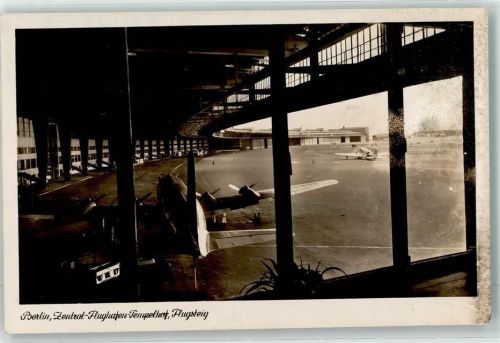 Tempelhof Zentral-Flughafen Flugsteig 4-motoriges Flugzeug