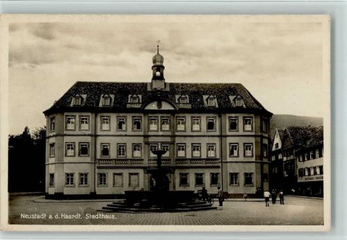 Neustadt 1937 Stadthaus, Brunnen, Rathaus-Drogerie AK