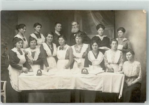 Ausbildung Frauen mit weißen Spitzen-Schürzen Bügeleisen