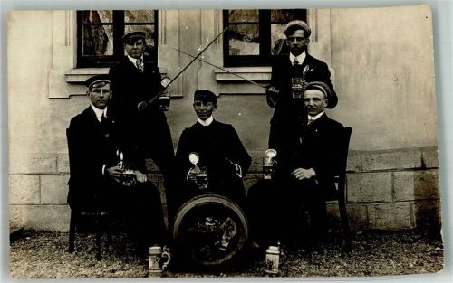1915 - 1920 Studenten mit einem Bierkrug und Degen