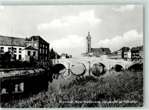 Roermond MAria-Theresia-Brug met gezicht op Kathedraal