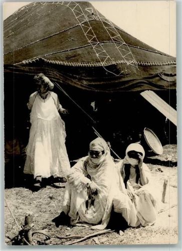 Femmes marocaines et tente berbére du Moyen Atlas