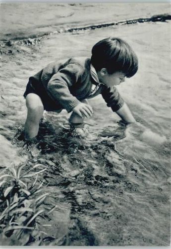 Caritas Dank - Kind spilet am Wasser -