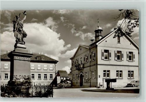 Neckarbischofsheim Kriegerdenkmal mit Rathaus