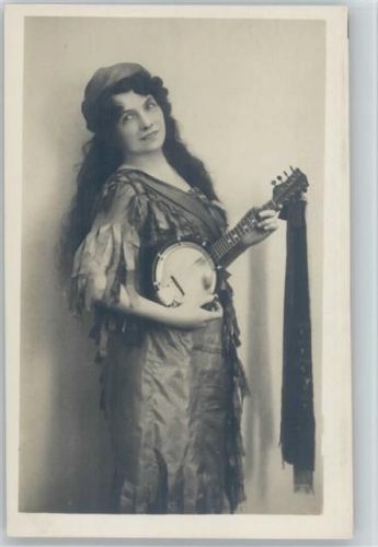 Foto AK Mignon Zigeunerin mit einem Banjo, Mandoline oder Laute