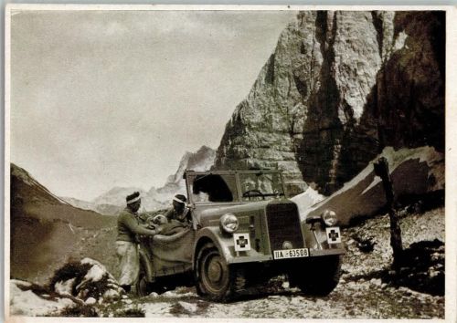 Deutsche Bergwacht Nr. 4 - Ein abgestürzter Bergsteiger wird im Geländewagen untergebracht