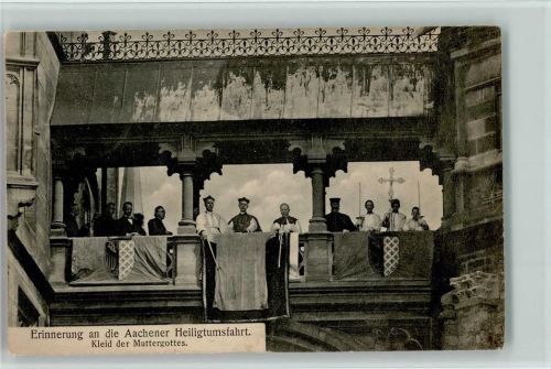 Aachen Aachener Heiligtumsfahrt - Kleid der Muttergottes wird auf dem Balkon gezeigt
