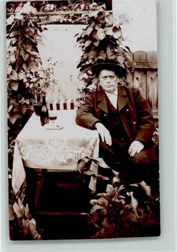 Thörl Mann bei Wein am Tisch