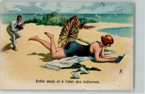 Voyeur mit Fotoapparat , Frau im Badeanzug beim Buch lesen, sign AT, gute Erhaltung AK