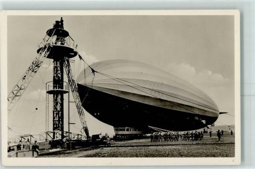 LZ 127 wird an den Ankermast gebracht und Besucherstempel