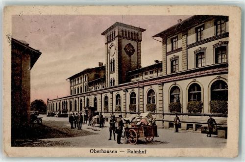 Oberhausen Bahnhof Mann Uniform Holzwagen Pakete