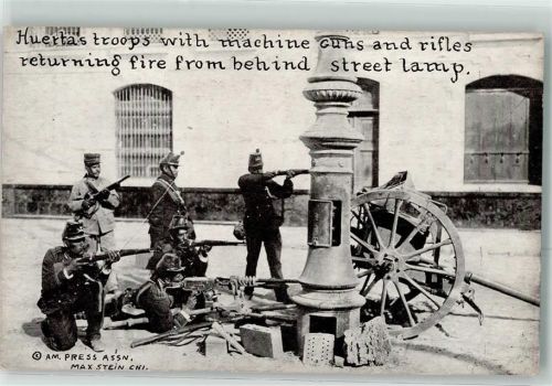 1911 Huertas Truppen mit Maschinengewehren und Gewehren erwidern das Feuer hinter der Straßenlaterne