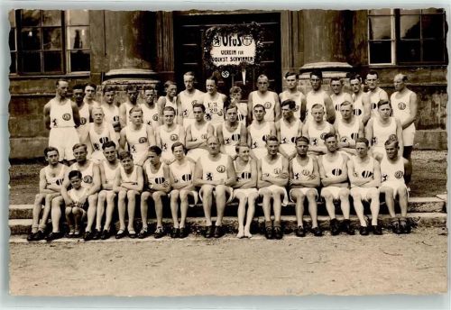München 1938 Schwimmverein Gruppenfoto Hakenkreuz am Schild U.F.v.S. Verein für Volkst. Schwimmen Ort lt. Fotograf Haus Willy Walcher