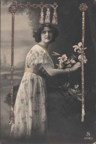 AK von 1910 mit montierten Glitzerbordenapplikationen Glamour