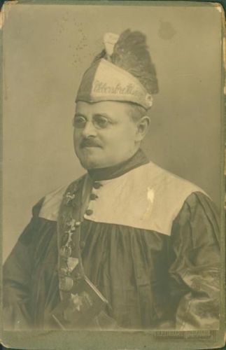 Neustadt Mann Orden Übersbrettlsärg Fotograf H. Reinhard