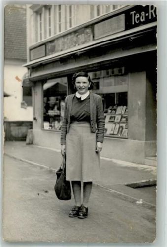 Buchladen davor eine Frau Privatfoto AK