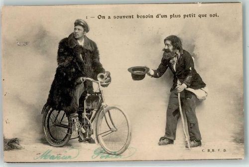 1906 Bettler und reicher Mann im Pelzmanntel auf dem Fahrrad