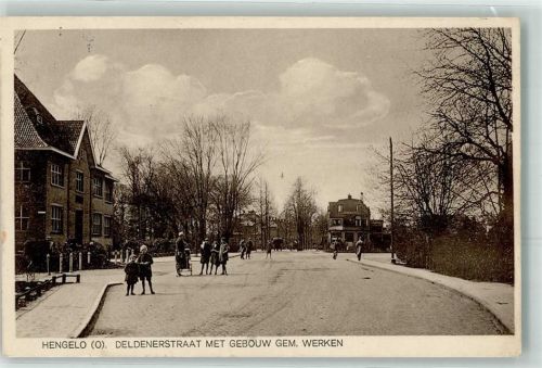Hengelo Deldenerstraat met Gebouw Gem. Werken Kinder Kinderwagen