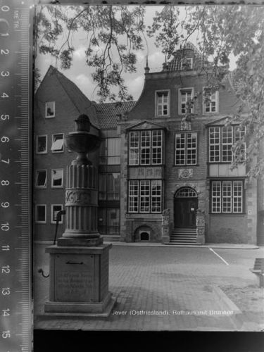 Jever Rathaus m. Brunnen