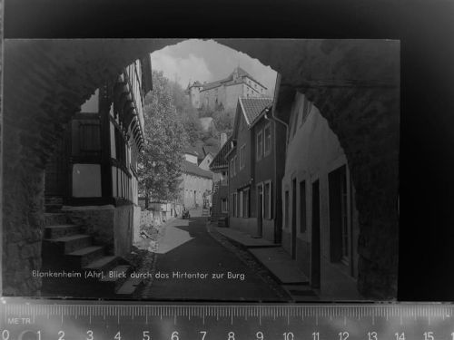 Blankenheim Blick durch das Hirtentor zur Burg