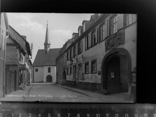 Niederwalluf Kirchgasse m. Kath. Kirche
