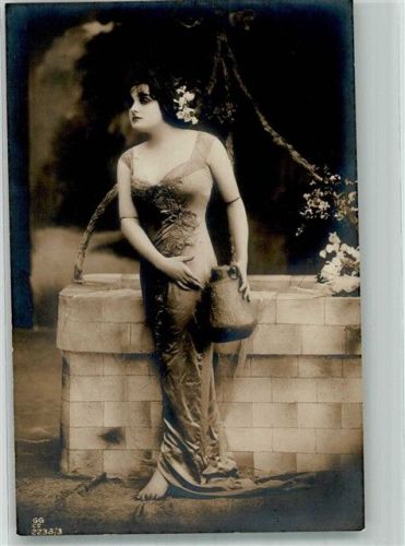 Portrait von Fern Andra im klassischen Kleid am Brunnen GG & Co. 2238/3