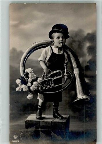 Frecher kleiner Junge mit großer Tuba