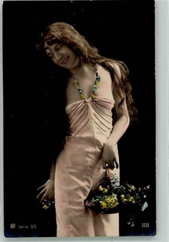 Junge Frau mit offenen Dekoltee und einem Blumenkorb Serie 123 Nr. 3130