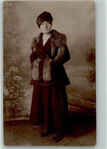 München 1918 Portrait einer jungen eleganten Frau Pelzmode Ort lt. Fotograf Führer