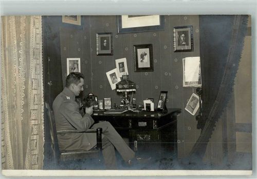1912 Landser in Uniform mit Hund am Schreibtisch