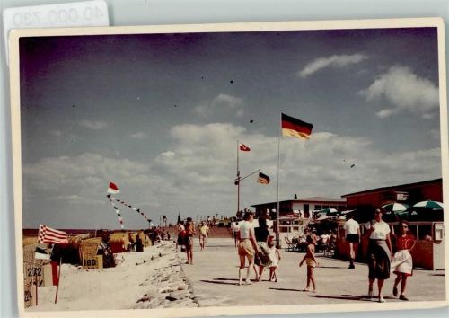 Döse Strandpromenade , Fahnen, Strandbar, Strandkörbe
