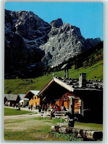 Schwaz Wanderer auf den Eng Almen gegen Grubenkar Karwendel AKU2