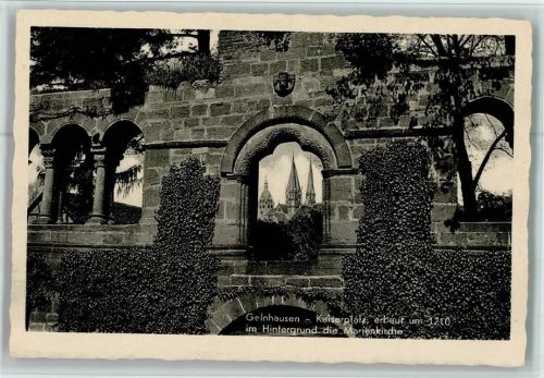 Gelnhausen Kaiserpfalz im Hintergrund Marienkirche