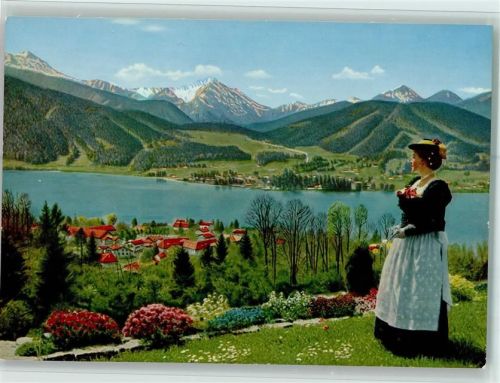 Tegernsee Blick auf den Tegernsee mit Hirschberg Kampen und Fockenstein Frau in Tracht