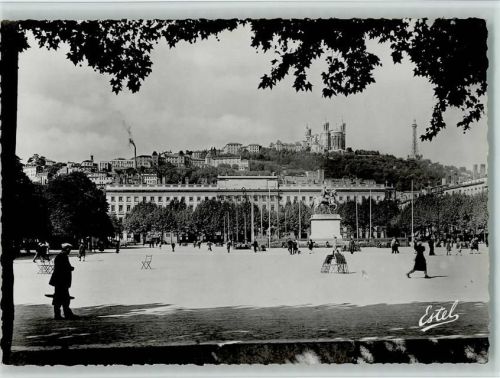 Lyon Place Bellecour et Colline