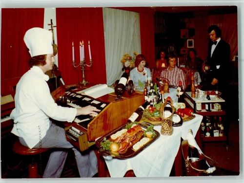 Hohegeiß Gasthof bei Wolfgang Innenaufnahme Koch an der Orgel Platten Hummer Kellner serviert