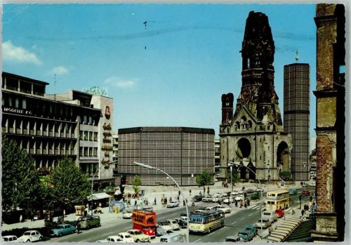 Berlin Mitte Blauer Mercedes parkt vor VW Bulli U Bahnstation