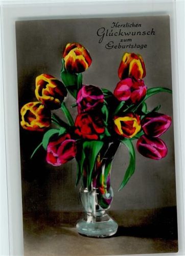Gelbrote und lila Tulpen in bauchiger Vase