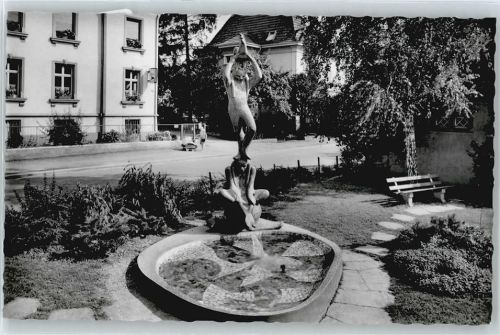 Lörrach Zundelbrunnen , Frau mit Kinderwagen