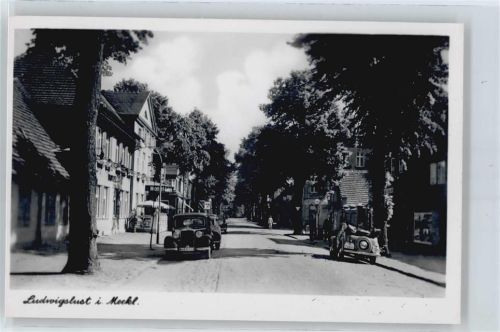 Ludwigslust Straße Auto Baum Fußgänger
