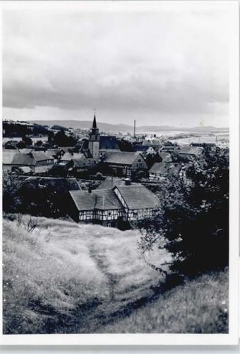 Ernsthausen Foto Kirche Feld Baum