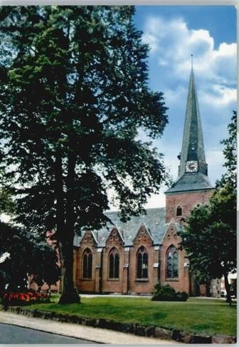 Nortorf Kirche Baum Wiese Blumen