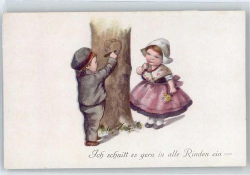 Junge schnitzt Herz