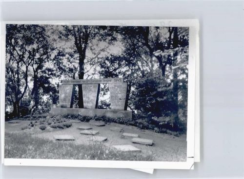 Tergast Foto mit Negativ, Ehrenmal
