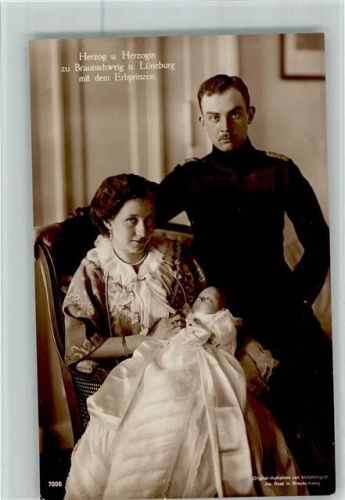 Herzog und Herzogin zu Braunschweig und Lüneburg mit Erbprinz Baby