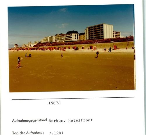 Borkum Hotelfront Foto montiert auf Karton