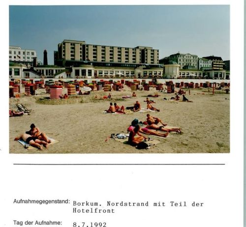 Borkum Nordstrand mit Teil der Hotelfront Foto montiert auf Karton